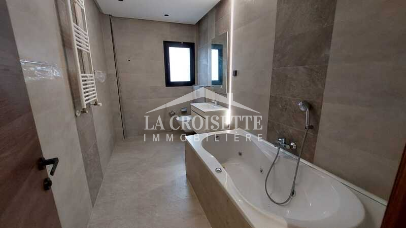Villa S+4 avec piscine en cours de finition à La Soukra